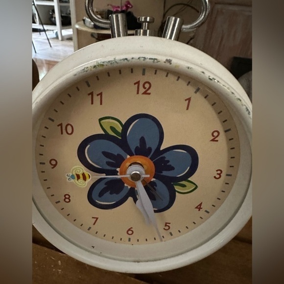 Vintage alarm clock perfect for your favorite gal’s room or college dorm maybe. - Picture 3 of 4